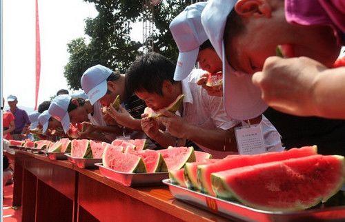 吃瓜群众在瓜州集体吃瓜,全民共享吃瓜狂欢