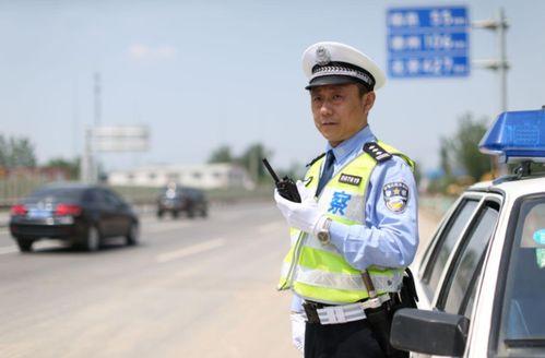 交警看吃瓜群众反应视频,瞬间引发网友热议