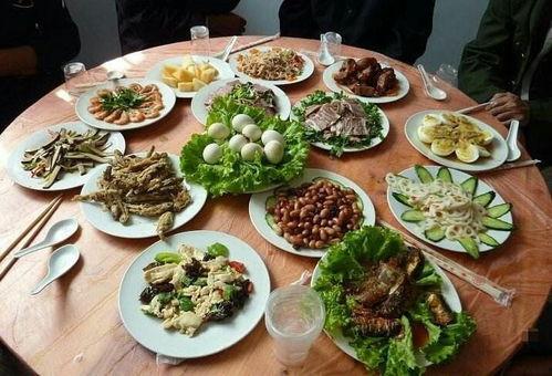 一桌一锅吃瓜群众视频,吃瓜群众的热闹现场