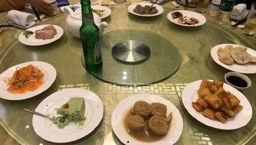 一桌一锅吃瓜群众视频,吃瓜群众的热闹现场