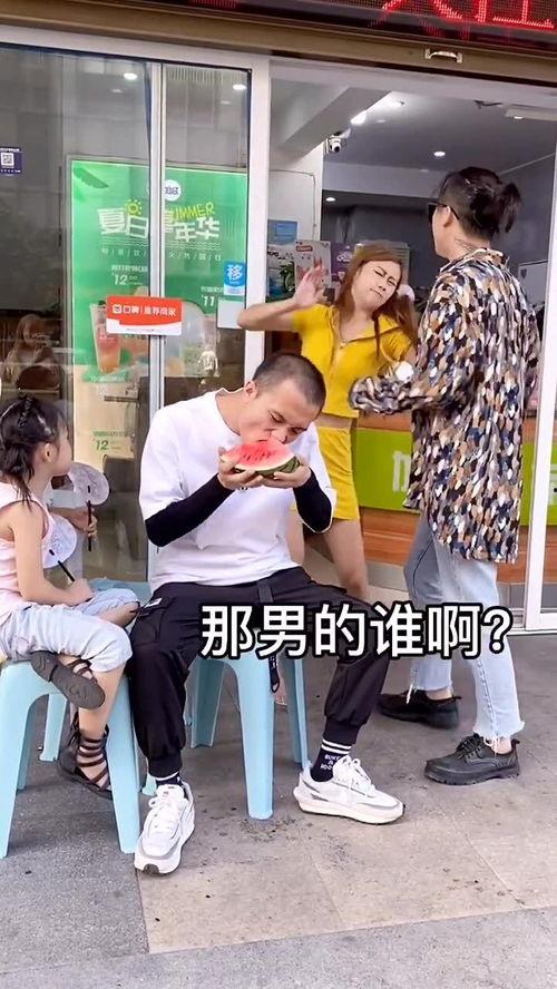 一对情侣吃瓜群众视频,网友直呼“太甜了！”