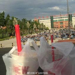 当军训遇到吃瓜群众时,吃瓜群众围观，青春风采引关注