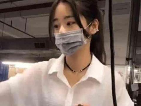 戴口罩吃瓜群众害羞调皮,吃瓜群众害羞调皮,揭秘网络社交新现象