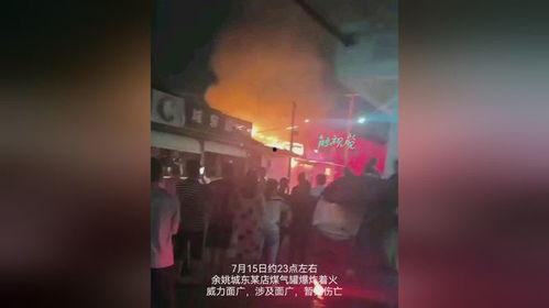 大晚上吃瓜群众围观,吃瓜群众齐聚一堂，共赏热点事件