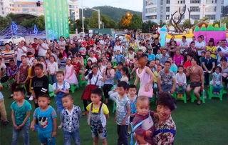 围观看戏的吃瓜群众视频,戏里戏外,谁才是真正的“吃瓜群众”?